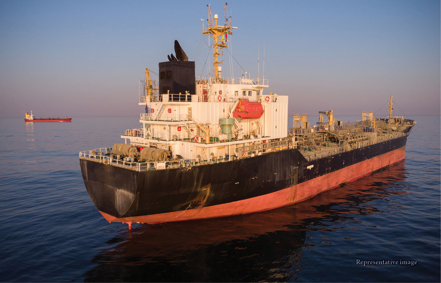 રાતના અંધારામાં સમુદ્રની વચોવચ રશિયાનો મોટો 'ખેલ'! અમેરિકા લાચાર, ભારત-ચીનને ફાયદો 4 - image