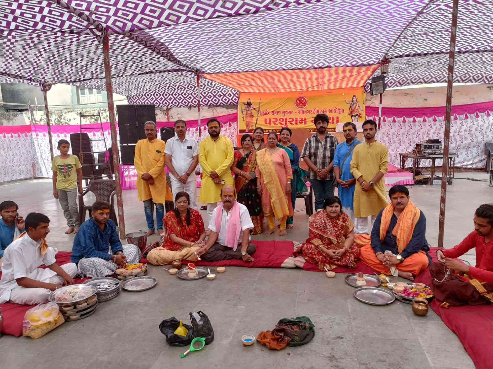 જામનગરમાં બ્રહ્મ દેવ સમાજ દ્વારા કાશી વિશ્વનાથ મંદિરમાં ભગવાન પરશુરામજીનો હવન કરાયો 2 - image