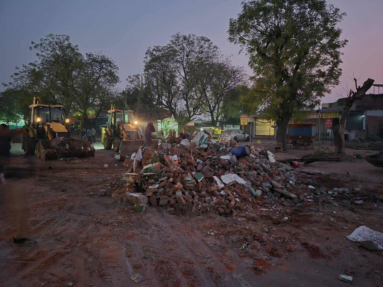 ગાંધીનગરમાં વહેલી સવારે ડિમોલિશન : અડાલજ-ઝુંડાલ રોડ પર ગેરકાયદે ધાર્મિક દબાણ દૂર કરાયું 2 - image