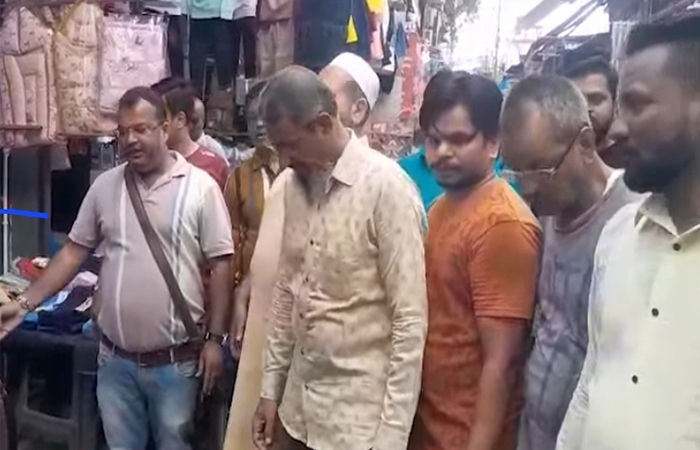 મંગળબજારમાં ઉભરાતી ગટરથી વેપારીઓ પરેશાન 1 - image