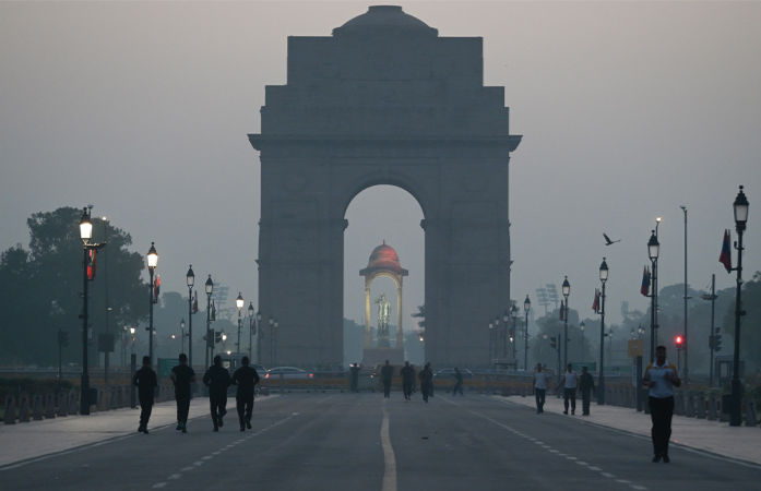 દિવાળીએ  ગેસ ચેમ્બર બનેલી દિલ્હીમાં AQI 550ને પાર, લોકોને આંખોમાં બળતરાં થવા લાગ્યા 1 - image