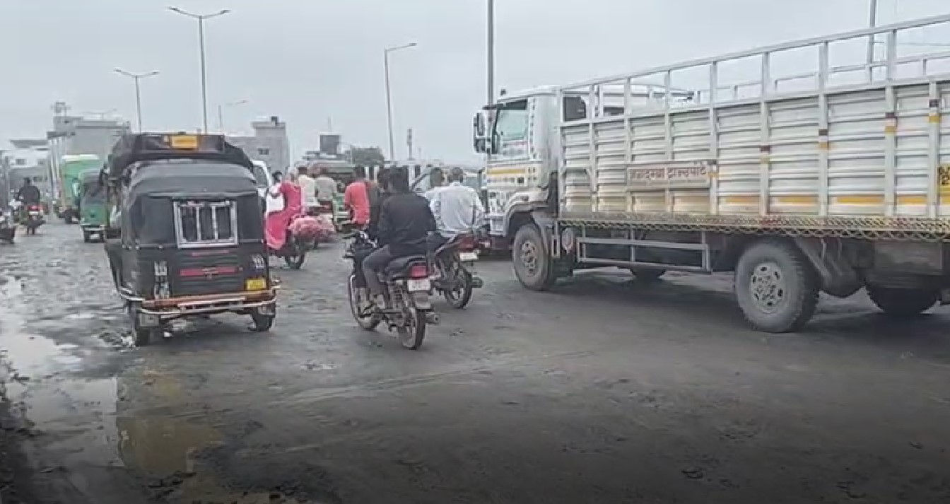 પંચમહાલમાં ભ્રષ્ટાચારની ખૂલી પોલ! પહેલા જ વરસાદમાં ધોવાઇ ગયો નવો નક્કોર રેલવે ઓવર બ્રિજ 3 - image