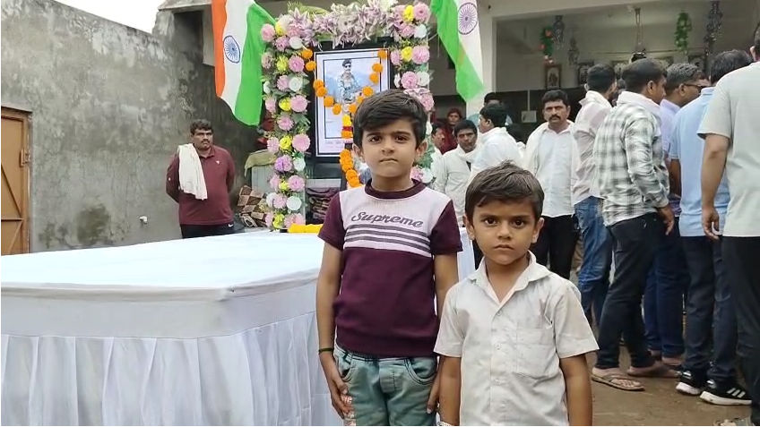 અમરેલી: ધામેલ ગામના શહીદ જવાન મેહુલભાઈને ગાર્ડ ઓફ ઓનર સાથે અંતિમ વિદાય, મોટી સંખ્યામાં લોકો ઉમટ્યા 7 - image