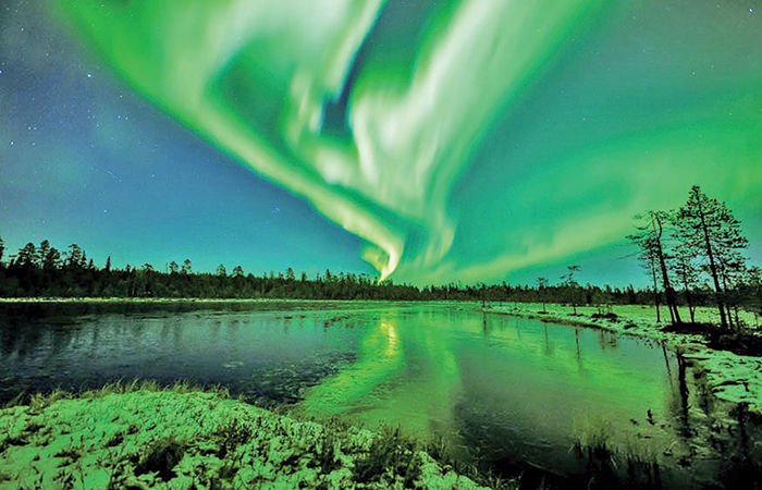 અલૌકિક ધ્રુવીય પ્રકાશપૂંજ ઔરોરા . અલૌકિક ધ્રુવીય પ્રકાશપૂંજ ઔરોરા .