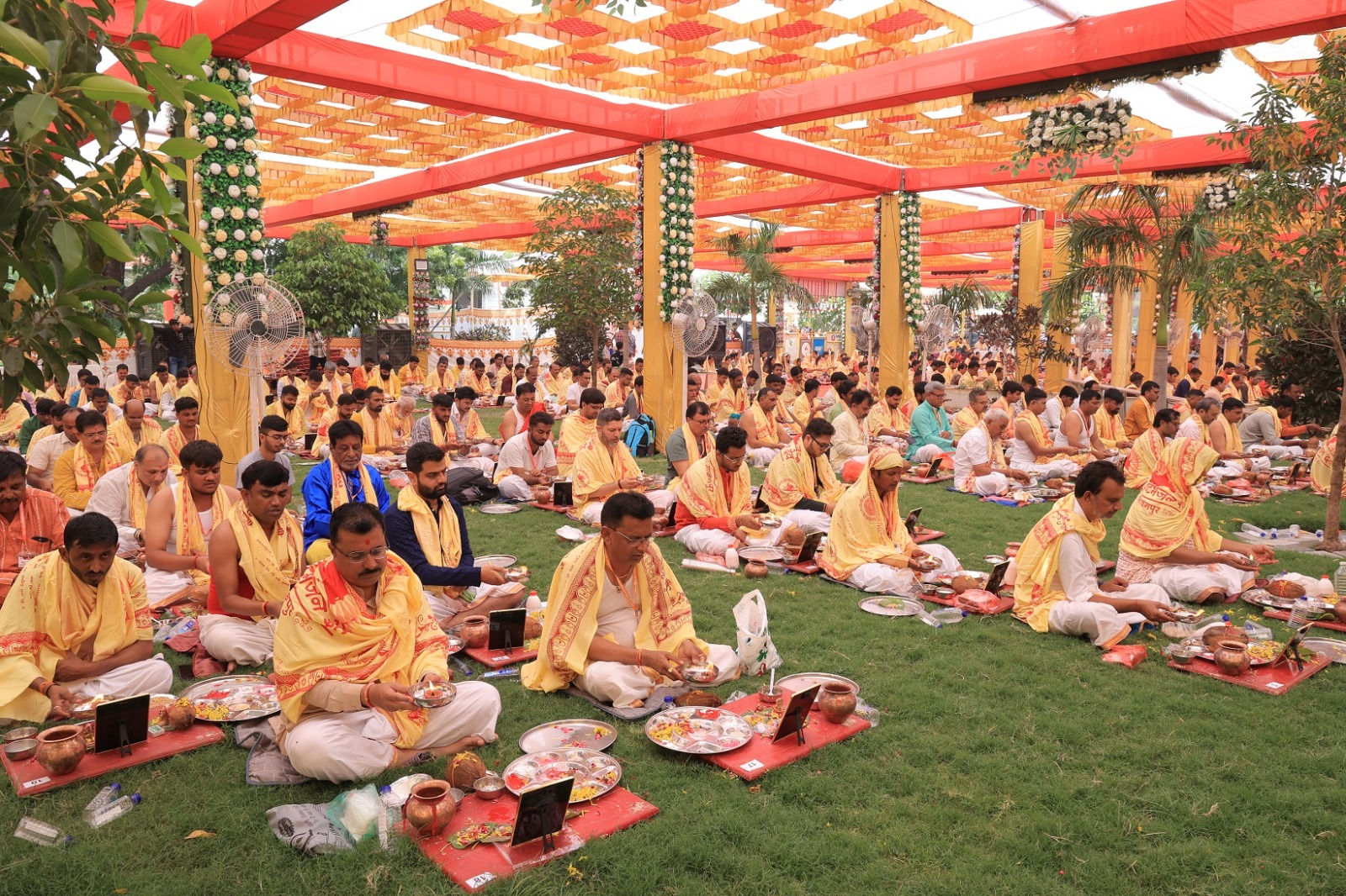 સાળંગપુરધામમાં કાળી ચૌદશે યોજાયો ભવ્ય યજ્ઞ-અન્નકૂટ, દાદાને પહેરાવાયો સુવર્ણ-હીરાજડિત મુગટ 3 - image