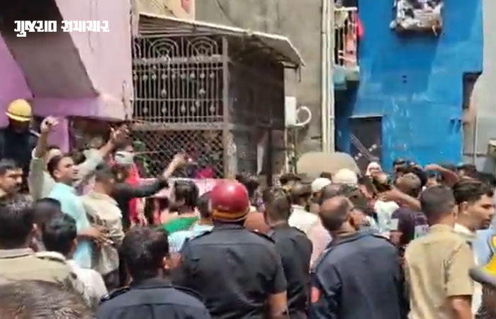 સુરતમાં અગ્નિકાંડ: લિંબાયતમાં ઘરમાં રાખેલા સાડીના કામના કેમિકલમાં બ્લાસ્ટ બાદ ભીષણ આગ, 5 લોકોના મોત 2 - image