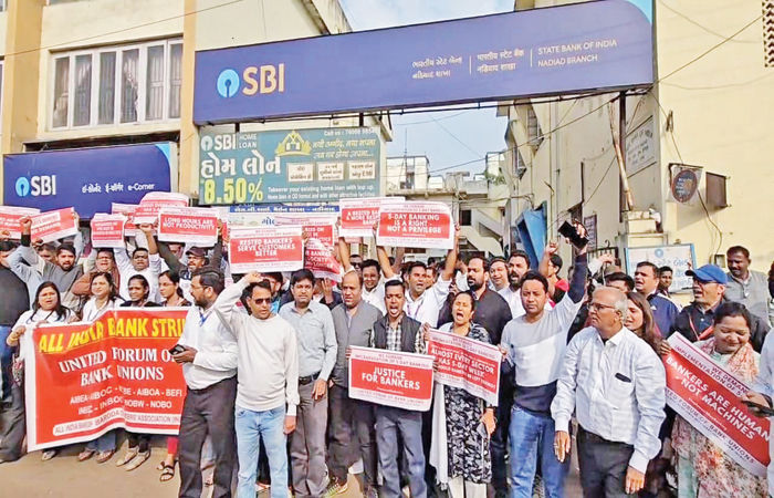 ખેડા જિલ્લામાં બેન્ક કર્મચારીઓની હડતાલ : નાણાંકીય વ્યવહારો ઠપ થતા ખાતેદારો હેરાન 1 - image