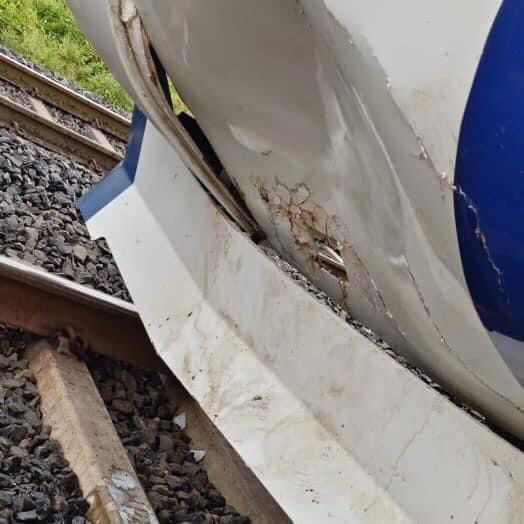 બે દિવસમાં બીજો અકસ્માત: વંદે ભારત ટ્રેન સાથે ગાય અથડાઈ 2 - image