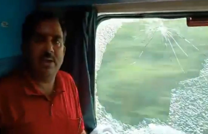 VIDEO: સુરતથી મહાકુંભ મેળામાં જતી ટ્રેન પર પથ્થરમારો, મહારાષ્ટ્રના જલગાંવ પાસેનો બનાવ, ટ્રેનની બારીના કાચ તૂટ્યા 1 - image