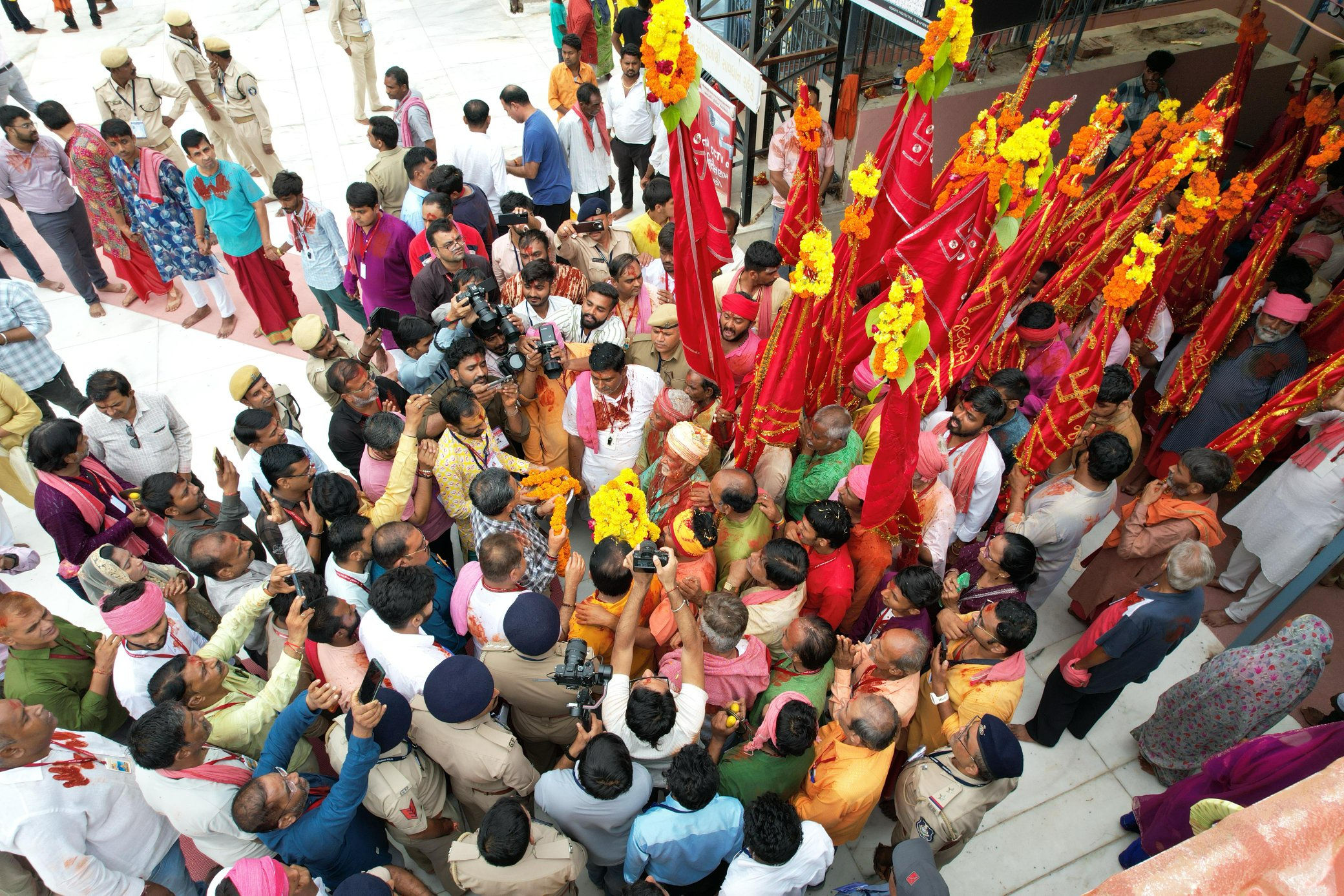 ભાદરવી પૂનમના મેળાના અંતિમ દિવસે માઈ ભક્તોનું ઘોડાપૂર, 36 લાખથી વધુ લોકોએ મા અંબાના દર્શન કર્યા 2 - image