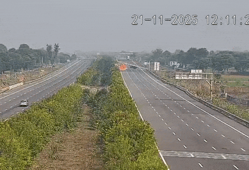 દિલ્હી-મુંબઈ એક્સપ્રેસ વે પર ભયાનક અકસ્માત: ટેન્કર થાંભલા સાથે ટકરાતા ડ્રાઇવર જીવતો ભૂંજાયો 1 - image