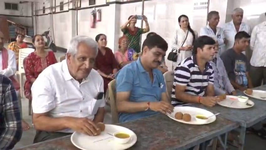 VIDEO: જામનગરમાં યોજાઈ મોદક ખાવાની સ્પર્ધા, જાણો મહિલા અને પુરુષોમાં કોણે બાજી મારી 4 - image