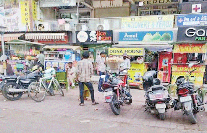 ભાઈજીપુરા પાસે દબાણ હટાવ્યાના ૨૪ કલાકમાં ફરી લારીઓનો અડીંગો 1 - image