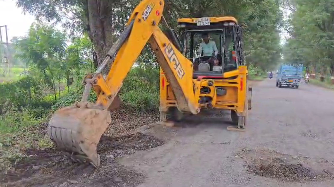 છોટાઉદેપુરમાં વેઠનો વહીવટ!: ડાયવર્ઝન માર્ગ પર માટી-કિચડના ખાડામાં ટેન્કર ફસાયું, અકસ્માતો વધ્યા 6 - image