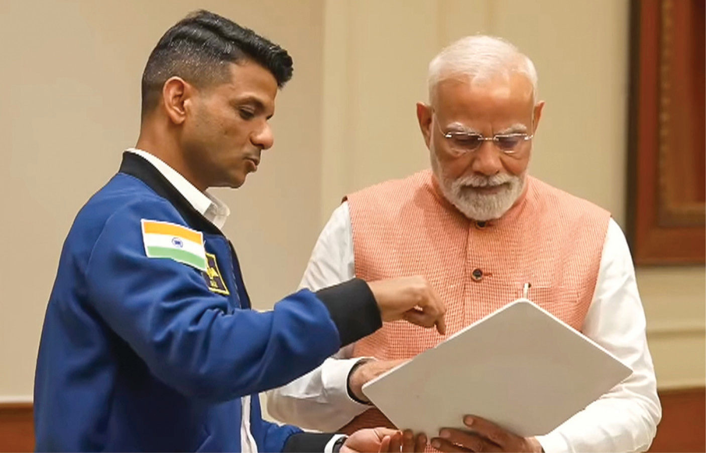 VIDEO : શુભાંશુ શુક્લાએ PM મોદી સાથે કરી મુલાકાત, અંતરિક્ષથી ખેંચેલી ધરતીની તસવીર આપી ભેટ 2 - image