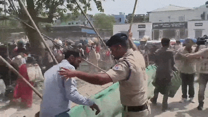 ઉધના રેલવે સ્ટેશન પર ભાગદોડ: 24 કલાકની કતારથી કંટાળી બાઉન્ડ્રી કૂદ્યા લોકો, પોલીસનો લાઠીચાર્જ 4 - image