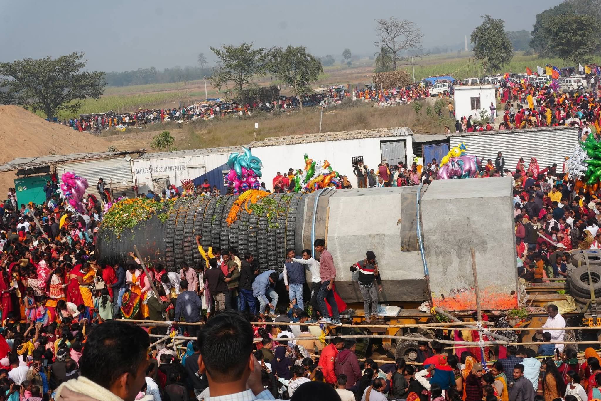 વિરાટ રામાયણ મંદિરમાં વિશ્વના સૌથી ઊંચા શિવલિંગની સ્થાપના, મુસ્લિમ પરિવારોએ દાનમાં આપી હતી જમીન 2 - image