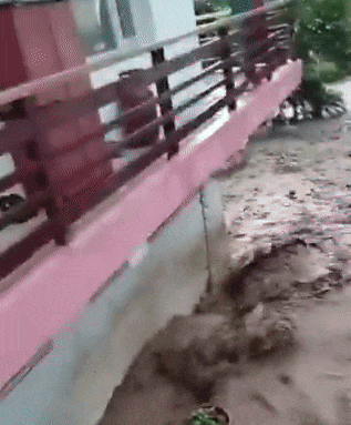 Cloudburst in Kullu Vehicles buried roads washed away highway shut in Himachal Pradesh