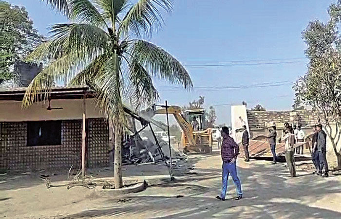 હુમલા બાદ 3 ભૂમાફિયાના ફાર્મ હાઉસ પર બૂલડોઝર ફેરવી દેવાયું 1 - image