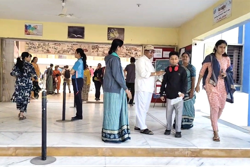 કેટલીક સ્કૂલોએ બોમ્બનો મેલ નહીં મળ્યો હોવા છતાં વિદ્યાર્થીઓને છોડી દીધા 1 - image