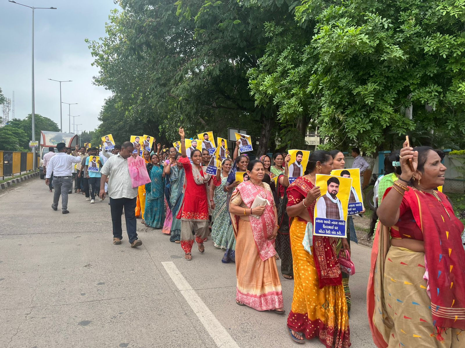 'ખોટી રીતે કેસ કર્યો છે...' ચૈતર વસાવાની બંને પત્ની સહિત સમર્થકોનું કલેક્ટરને આવેદન, પોલીસ-કાર્યકરો વચ્ચે ઘર્ષણ 4 - image