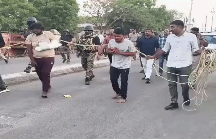 ધંધુકા હત્યા કેસ: રિઝવાન અને સમીરના બે દિવસના રિમાન્ડ મંજૂર, પોલીસ બંધોબસ્ત સાથે આરોપીઓનું રિકન્સ્ટ્રક્શન 3 - image