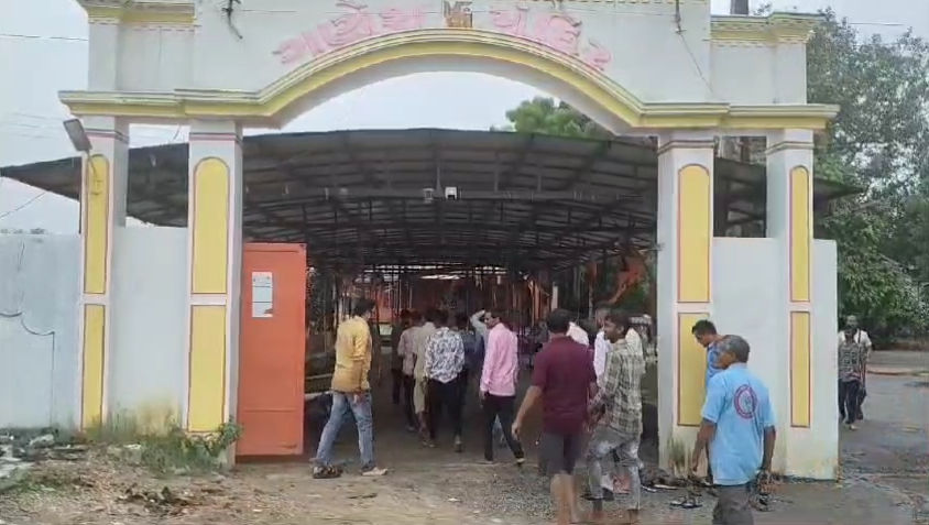 VIDEO: 700 વર્ષ પહેલા સ્વયંભૂ નીકળેલી ગણેશજીની ચમત્કારી મૂર્તિ! પંચમહાલના પોપટપુરાના શ્રીજી ભક્તોની મનોકામના પૂર્ણ કરે છે 2 - image