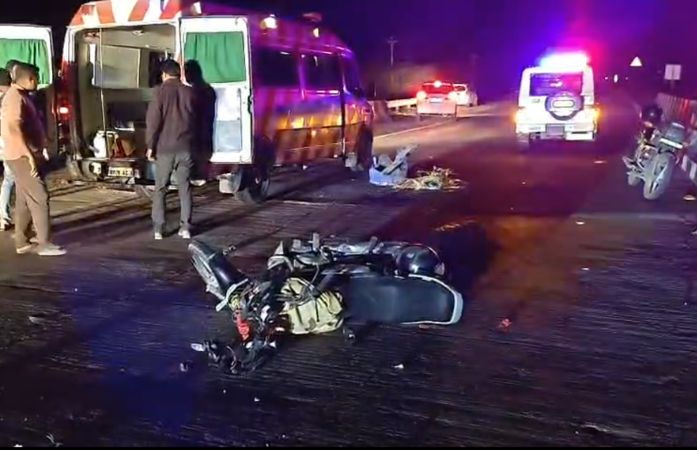 અમરેલી: ભાવનગર-સોમનાથ નેશનલ પર ગમખ્વાર અકસ્માત, બે યુવાનોના મોત 1 - image