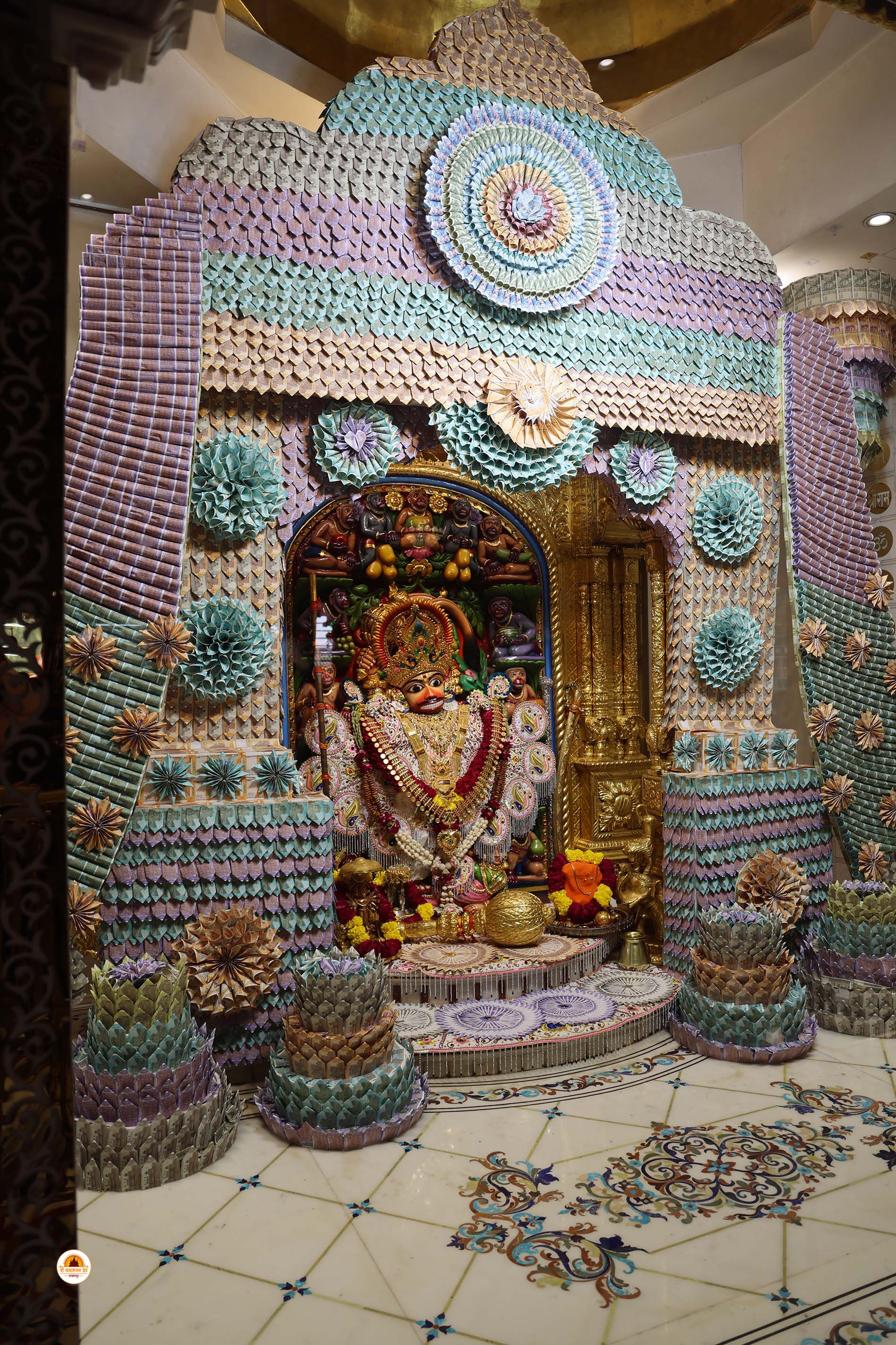 કારતક માસના પહેલાં શનિવારે સાળંગપુરમાં ભક્તોનું ઘોડાપૂર! ચલણી નોટોથી કરાયો 'દાદા'નો શણગાર 6 - image