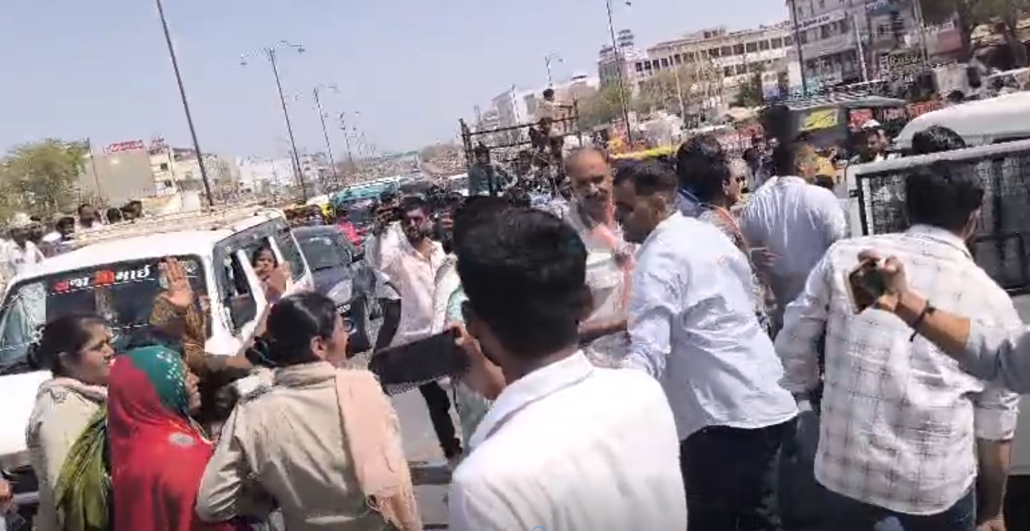 રાંધણ ગેસમાં કાળાબજારી! થરાદમાં રસ્તા પર 'વિરોધના રોટલા' ટીપી કોંગ્રેસની મહિલા કાર્યકરોએ કર્યો હલ્લાબોલ 2 - image