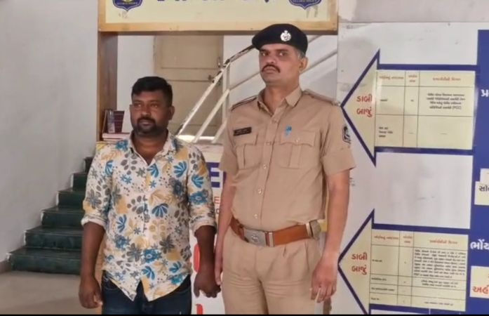 અમદાવાદમાં ફિલ્મી દૃશ્યો સર્જાયા, કારચાલકે પોલીસકર્મીને બોનેટ પર દોઢ કિ.મી. ઢસડ્યો, એકની ધરપકડ 1 - image