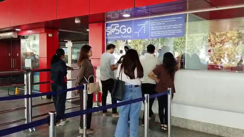 વડોદરા એરપોર્ટ પર મુસાફરોનો હોબાળો: આજે વધુ છ ફ્લાઈટ રદ, બે ફ્લાઈટ 4 કલાક લેટ 4 - image