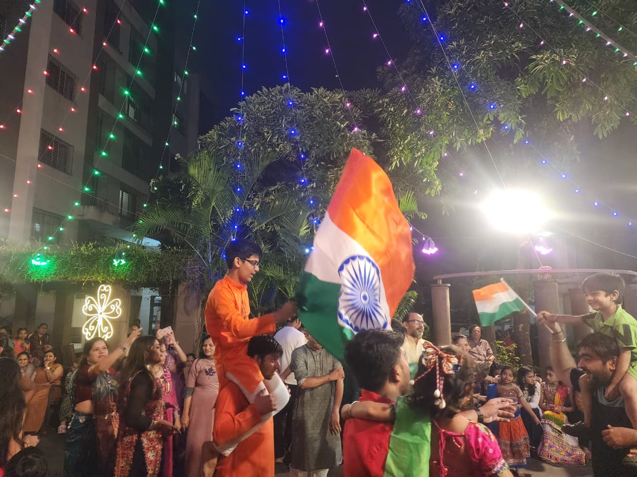 સુરતમાં ભારતની જીત બાદ ગરબા મેદાનોમાં દેશપ્રેમનો જુસ્સો, ભારત માતા કી જયના નારા ગુંજી ઉઠ્યા 3 - image