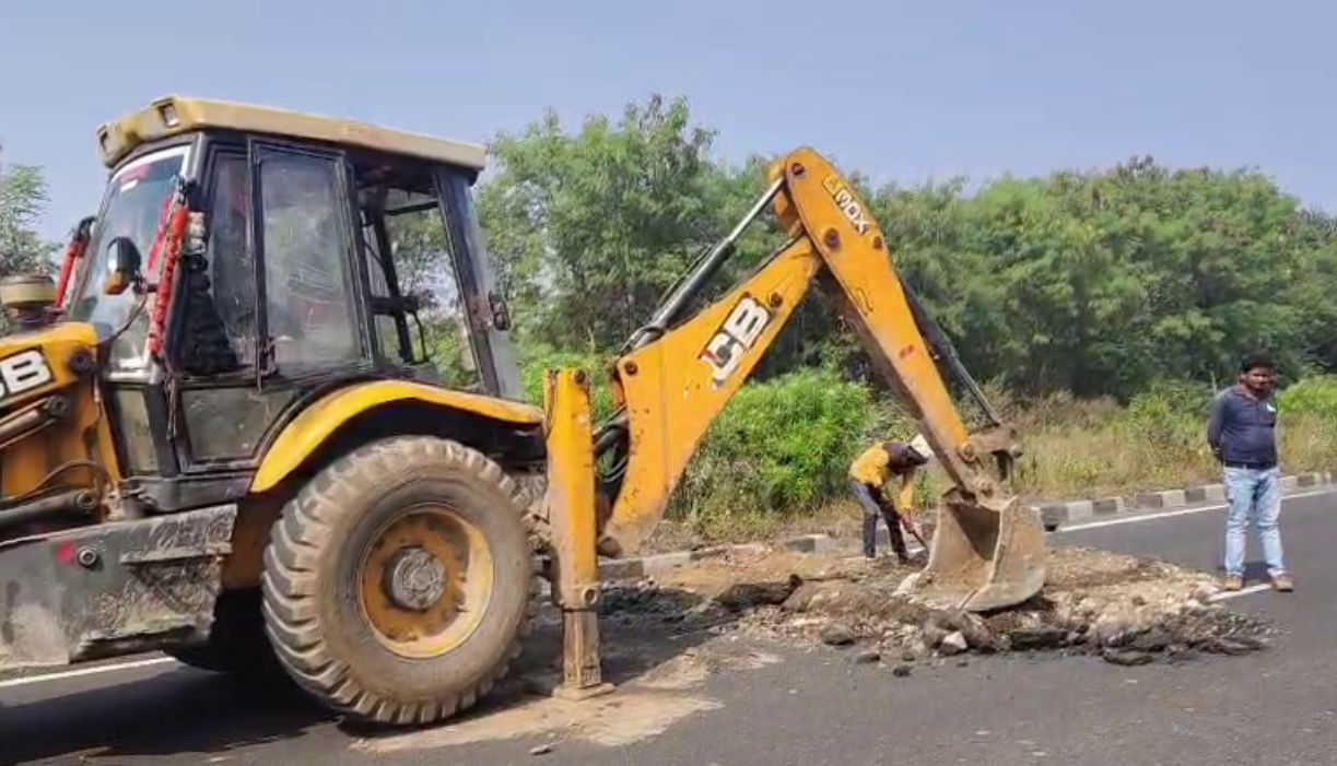 VIDEO: શહેરા-ગોધરા હાઇવે પર ગાબડું પુરવાની કામગીરી શરૂ, વીડિયો વાઈરલ થયા બાદ તંત્ર દોડતું થયું 4 - image