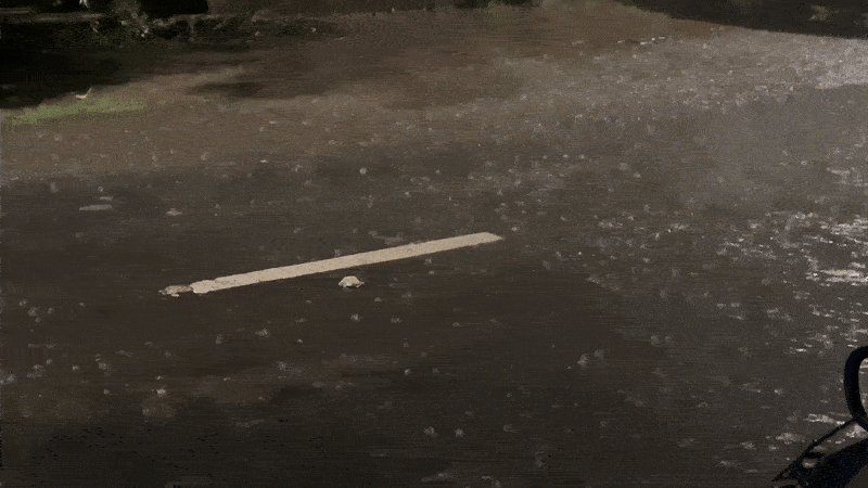 અમદાવાદના વાતાવરણમાં અચાનક પલટો, ભારે પવન ફૂંકાવવાની સાથે અનેક વિસ્તારમાં ધોધમાર વરસાદ 2 - image