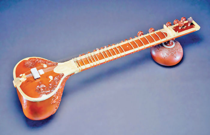 સિતાર જેવા વાદ્યોમાં સંગીત કેવી રીતે વાગે છે? 1 - image