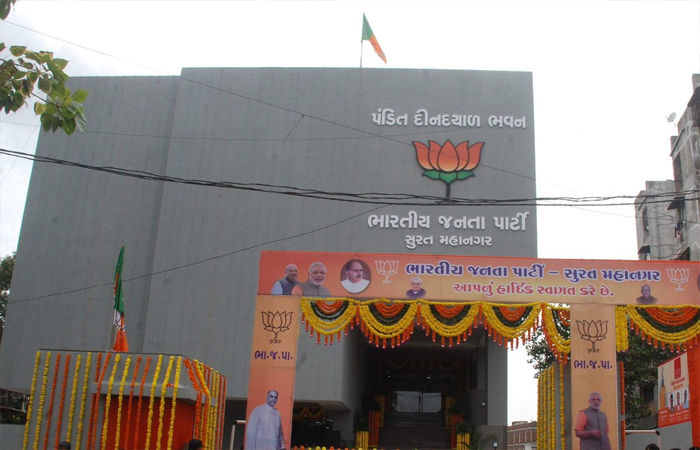 ભાજપમાં એક વ્યક્તિ એક હોદ્દો માત્ર દેખાડા માટે જ છે ? : પહેલા સંગઠનમાં હોદ્દો મેળવવા તો હવે ટિકિટ મેળવવા કેટલાક હોદ્દેદારોના ધખારા 1 - image