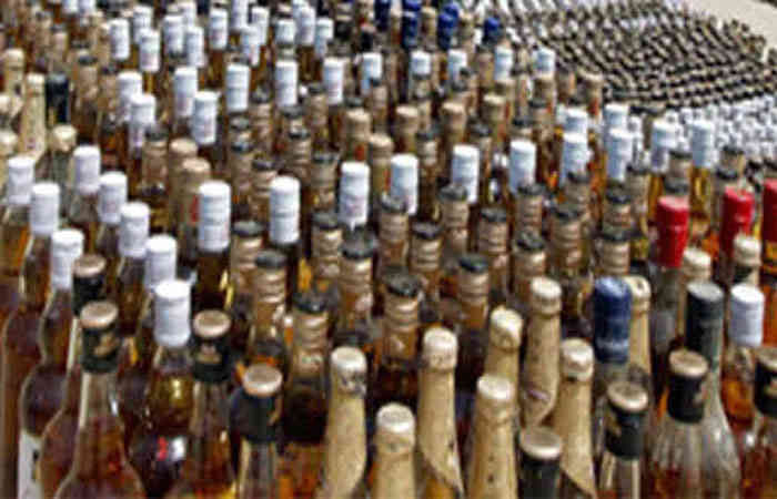 જાખણની સીમમાં દારૂની 3409 બોટલ સાથે બે આરોપી પકડાયા 1 - image