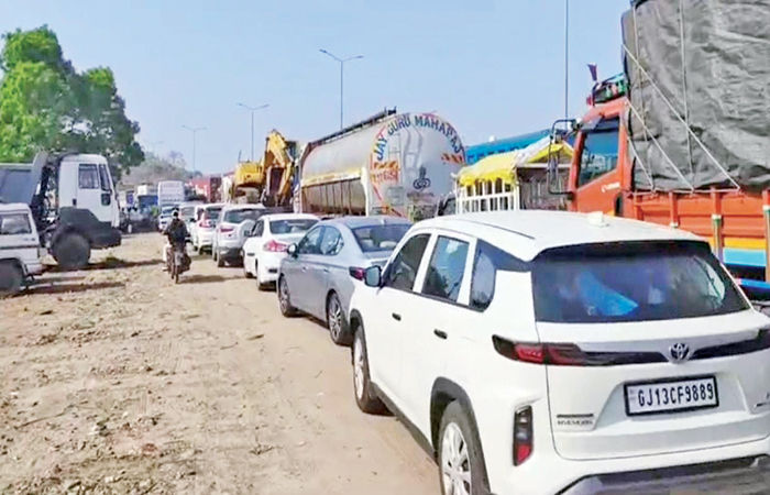 હાઈવે પર ૩ કિમી લાંબો ટ્રાફિક જામ, શ્રદ્ધાળુઓ અને મુસાફરો અટવાયા 1 - image