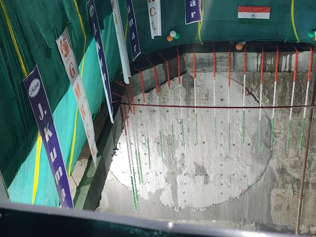 સુરત મેટ્રોનો પડકારજનક તબક્કો પૂર્ણ, 2.8 કિમી અંતર કાપી TBM મશીન બહાર આવ્યું, સ્થાનિકોને હાશકારો 3 - image