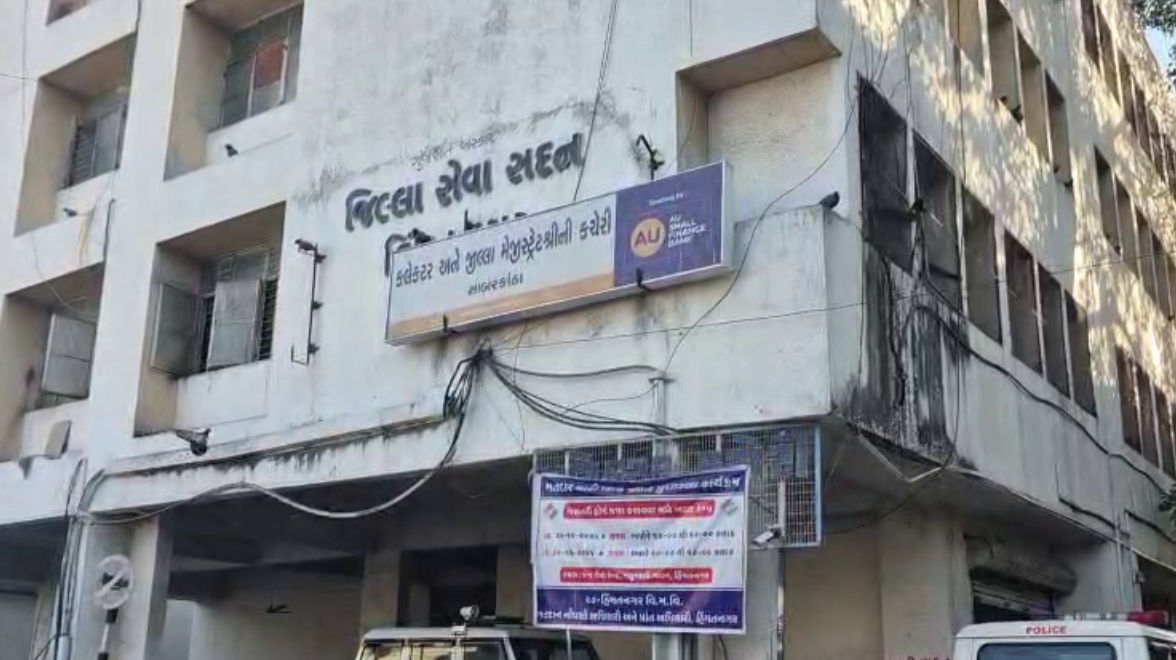 હિંમતનગર કલેકટર કચેરીને બોમ્બથી ઉડાવી દેવાની ધમકી, પોલીસ દોડતી થઈ, વિવિધ કચેરીઓમાં તપાસ 2 - image