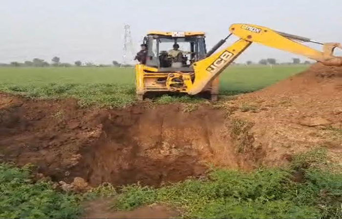 વઢવાણના રાજપર ગામમાં પાવરગ્રીડ કંપનીની દાદાગીરી સામે ખેડૂતોમાં રોષ 1 - image