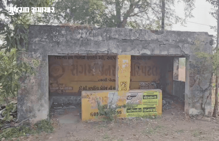 છોટા ઉદેપુર: કવાંટ-નસવાડી સ્ટેટ હાઈવે પરના અનેક બસ સ્ટોપ જર્જરિત, નવા બનાવવા સ્થાનિકોની માગ 1 - image