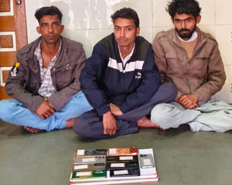 વડોદરાની મેચ દરમિયાન પ્રેક્ષકોને લૂંટવા પરપ્રાંતીય ટોળકીઓ ઉતરી,યુપીની ગેંગ પાસે 9 મોબાઇલ મળ્યા 1 - image