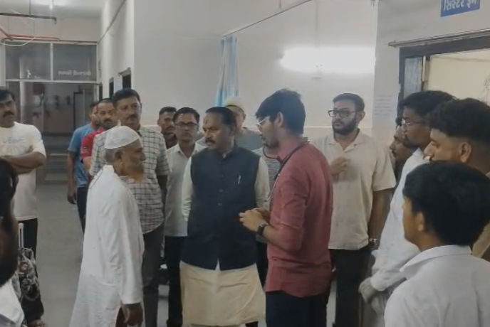 મોબાઈલ બ્લાસ્ટ કે AC શોર્ટ સર્કિટ? લીંબડીમાં મકાનમાં આગ લાગતા પતિ-પત્નીના મોતથી અરેરાટી 3 - image