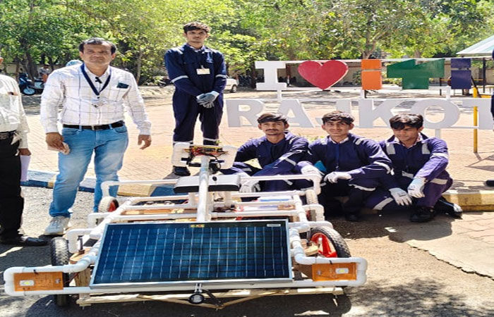 PVC પાઈપનું મજબૂત ફ્રેમ સ્ટ્રક્ચર ઊભું કરી વિદ્યાર્થીઓએ ઈ-વ્હીકલ બનાવ્યું 1 - image