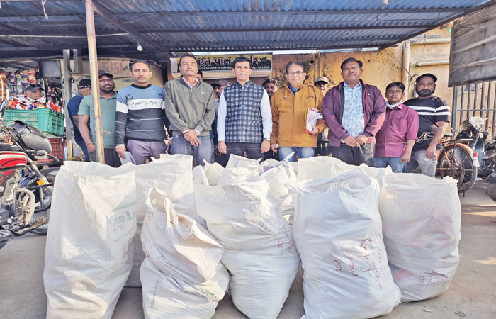 પીપલગ રોડ પરની દુકાનમાંથી 300 થી 350 કિલો પ્રતિબંધિત પ્લાસ્ટિક કબજે 1 - image