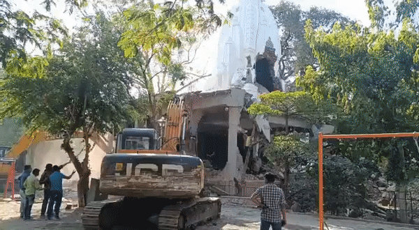ઈન્દોરમાં બાલેશ્વર મંદિરના ગેરકાયદે બાંધકામ પર બુલડોઝર ફેરવાયું, વાવ દુર્ઘટનામાં 36એ જીવ ગુમાવ્યા હતા 1 - image