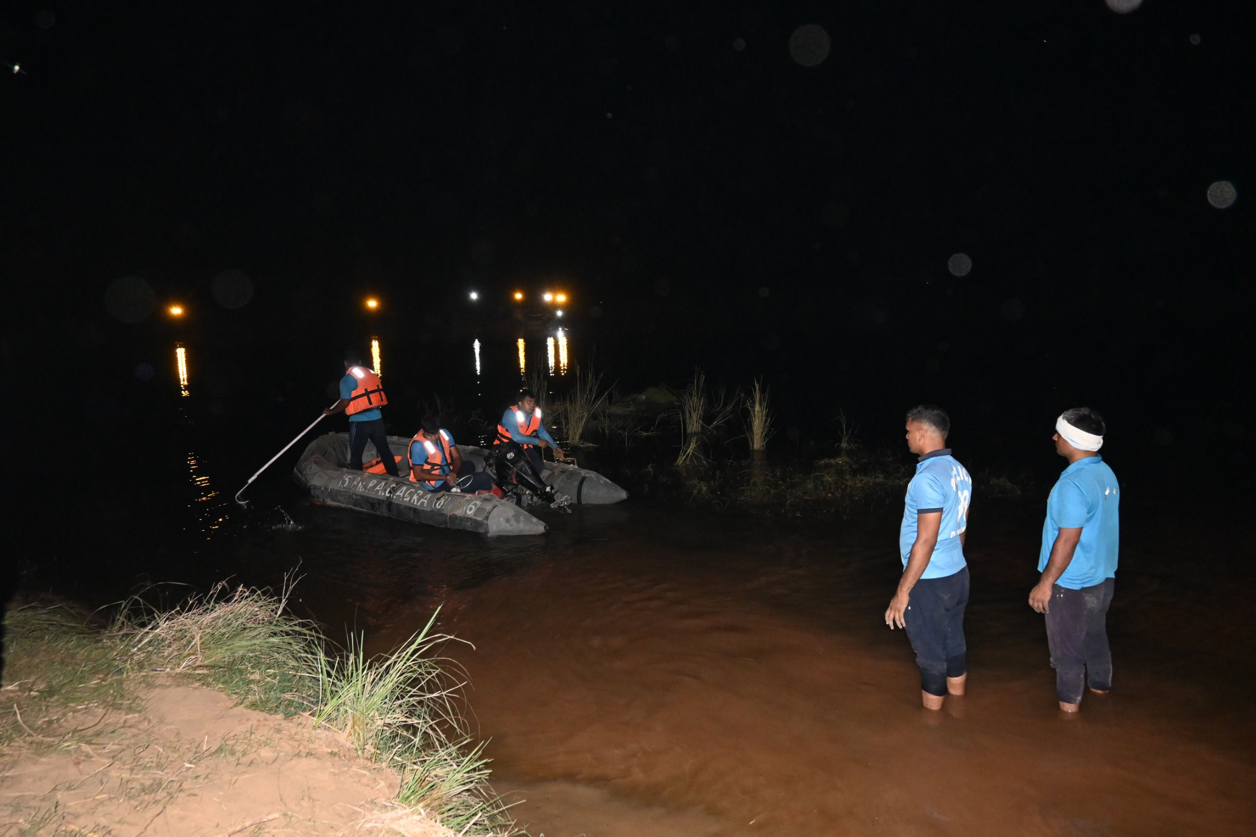 આગરામાં મૂર્તિ વિસર્જન દરમિયાન કરૂણાંતિકા, નદીમાં 14 લોકો ડૂબ્યા, ત્રણ મૃતદેહ મળ્યા, શોધખોળ ચાલુ 2 - image