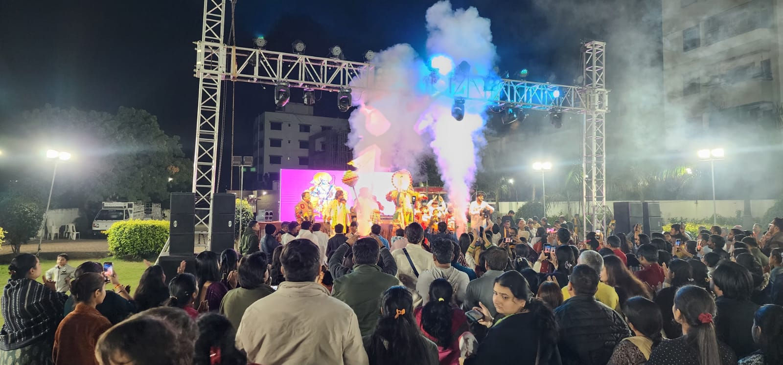 જામનગરમાં ભક્તિમય માહોલમાં નવા વર્ષનું સ્વાગત: 'ન્યૂ યર કીર્તન નાઈટ'માં મોટી સંખ્યામાં લોકો ઉમટી પડ્યા 2 - image